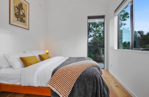 Henderson Valley House | Stunning 2BR Retreat in Tranquil Henderson | WIFI