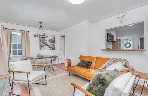 Columbia House | Stunning 3 bed 2 bath close to downtown!