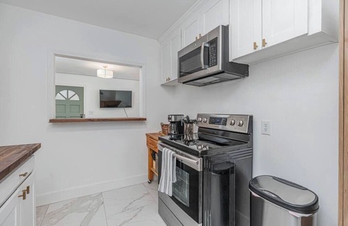 Columbia House | Stunning 3 bed 2 bath close to downtown!
