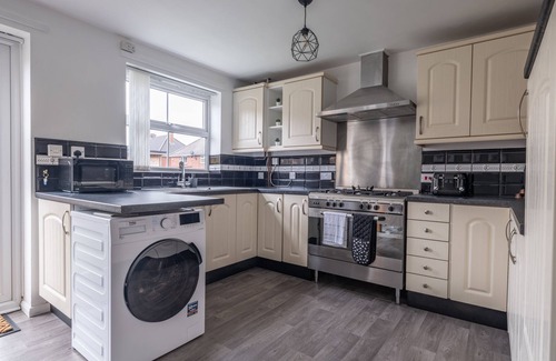Newcastle-upon-Tyne House | Stunning 3 bed 3 bath detached house l Pool Table l Private Parking l Fast WiFi
