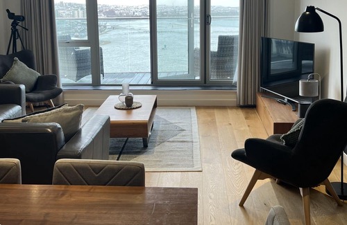 Lusty Glaze Apartment | Stunning 3 bed + Sea view + Parking + Near beach