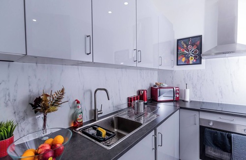 Belfast Apartment | "Stunning 3-Bed Split-Level Apartment with Modern Amenities!"