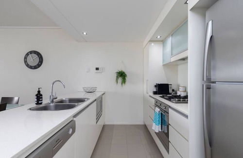 Fortitude Valley Apartment | Stunning 3 Bedroom with RiverViews+2 carparks+Huge Balcony+WIFI+Pool+Tennis Court+Gym & Steam Room