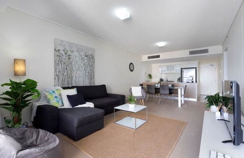 Fortitude Valley Apartment | Stunning 3 Bedroom with RiverViews+2 carparks+Huge Balcony+WIFI+Pool+Tennis Court+Gym & Steam Room