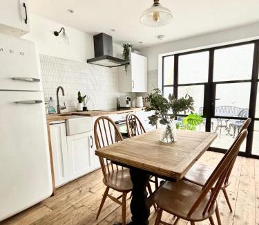 Kemptown House | Stunning 3 bedroom & 2 bathroom cottage with patio