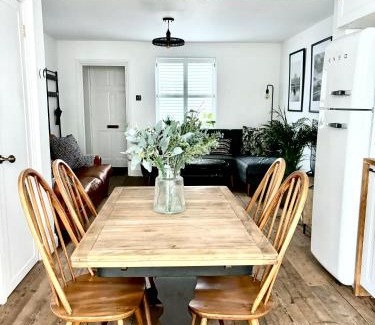 Kemptown House | Stunning 3 bedroom & 2 bathroom cottage with patio