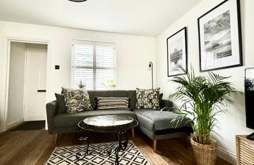 Kemptown House | Stunning 3 bedroom & 2 bathroom cottage with patio