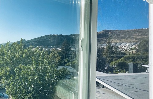 Oakland Apartment | "Stunning 3 Bedroom Apartment with Spectacular Views and Spacious Backyard"