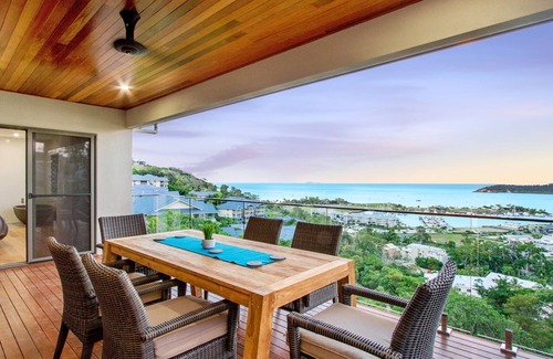Airlie Beach House | Stunning 3 bedroom holiday home in Airlie Beach