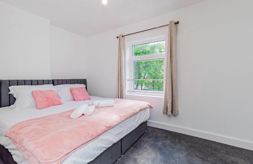 Bletchley Apartment | Stunning 3-Bedroom Home in Bletchley - Close to City Centre and Train Station - Free Private Parking - Fast Wi-Fi and Smart TV