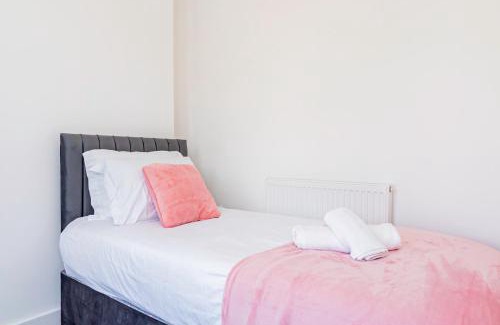 Bletchley Apartment | Stunning 3-Bedroom Home in Bletchley - Close to City Centre and Train Station - Free Private Parking - Fast Wi-Fi and Smart TV