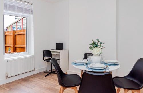 Bletchley Apartment | Stunning 3-Bedroom Home in Bletchley - Close to City Centre and Train Station - Free Private Parking - Fast Wi-Fi and Smart TV