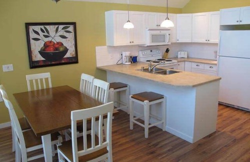 Central Okanagan House | Stunning 3 Bedroom Lake View Cottage at La Casa!