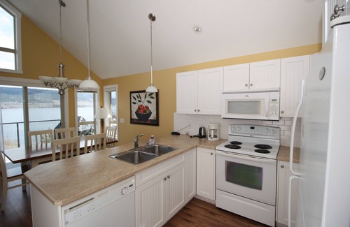 Central Okanagan House | Stunning 3 Bedroom Lake View Cottage at La Casa!