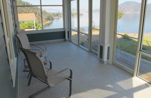 Central Okanagan House | Stunning 3 Bedroom Lake View Cottage at La Casa!