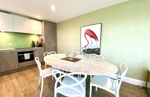 Poole Apartment | Stunning 3 bedroom Penthouse Apartment Free 2 Park