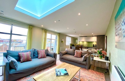 Poole Apartment | Stunning 3 bedroom Penthouse Apartment Free 2 Park