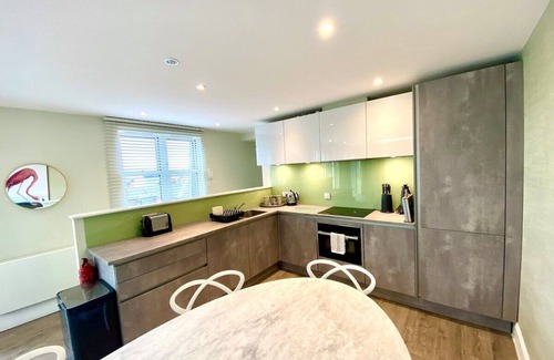 Poole Apartment | Stunning 3 bedroom Penthouse Apartment Free 2 Park
