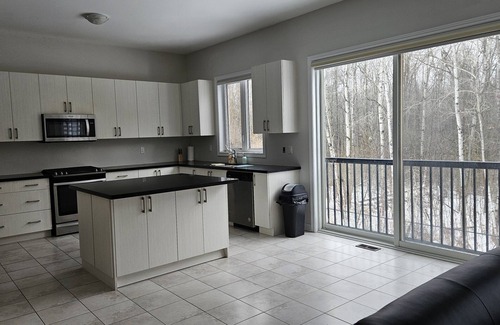 Innisfil House | Stunning 3100+ sq ft detached house, mins away from serene lake and amenities.