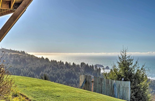 Smith River Apartment | Stunning 360 Ocean Views, Near Redwoods NP!