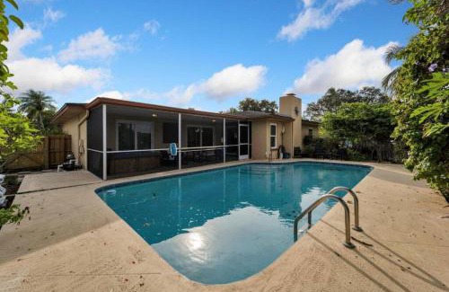 Clearwater House | Stunning 3BR Home offers water view Minutes to the Beach