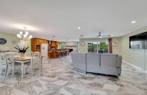 Clearwater House | Stunning 3BR Home offers water view Minutes to the Beach