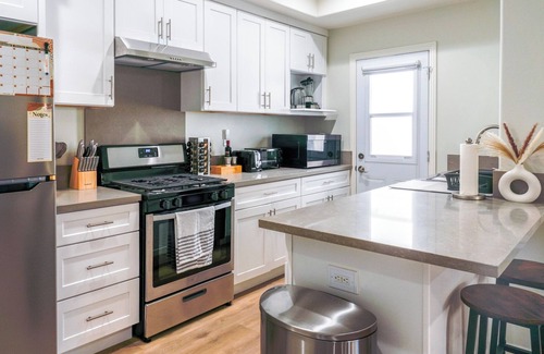 Westminster House | Stunning 3BR Luxe near Disneyland & Beaches EV Charge + King Bed