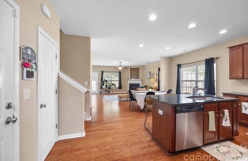 Rock Hill House | Stunning 3k sq ft 4-bedroom Family house in Rock Hill -9 mins from downtown-