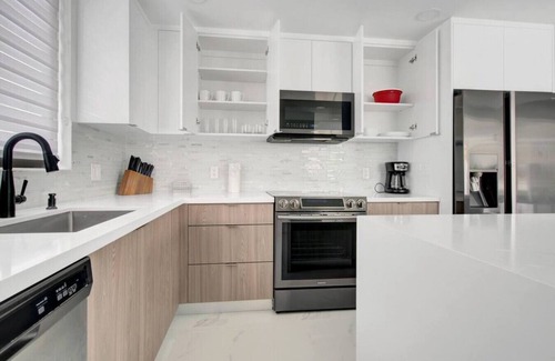 Olympia Heights House | Stunning 4-BD Duplex+Parking+Close to Coral Gables