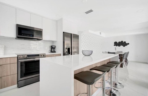 Olympia Heights House | Stunning 4-BD Duplex+Parking+Close to Coral Gables