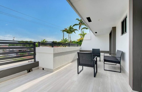 Olympia Heights House | Stunning 4-BD Duplex+Parking+Close to Coral Gables