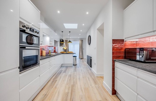 Northampton House | Stunning 4 Bedroom 4 Bathroom House Prime Location Pool Table Free Parking Fast Wifi