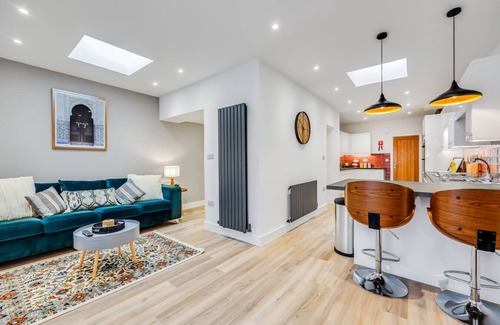 Northampton House | Stunning 4 Bedroom 4 Bathroom House Prime Location Pool Table Free Parking Fast Wifi
