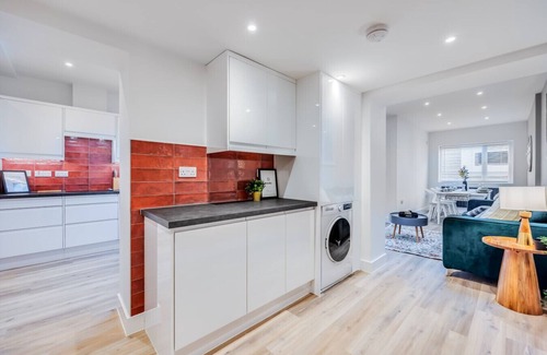 Northampton House | Stunning 4 Bedroom 4 Bathroom House Prime Location Pool Table Free Parking Fast Wifi