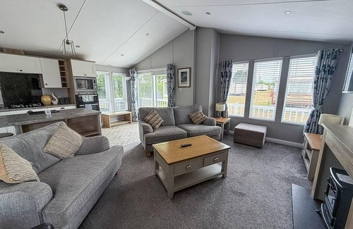 Kessingland Cabin | Stunning 4 berth lodge with decking at Breydon Water in Norfolk ref 10094B