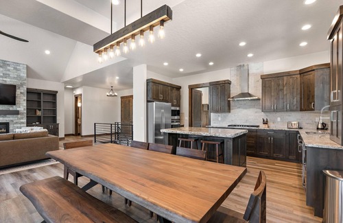Tamarack House | Stunning 4 BR Estate Home