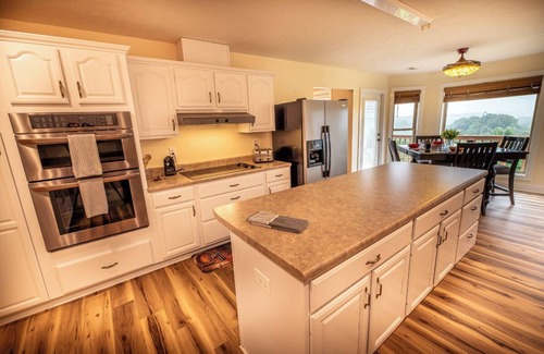 Kodak House | *Stunning 4BD Lodge w/VIEWS! Games + Theater!*