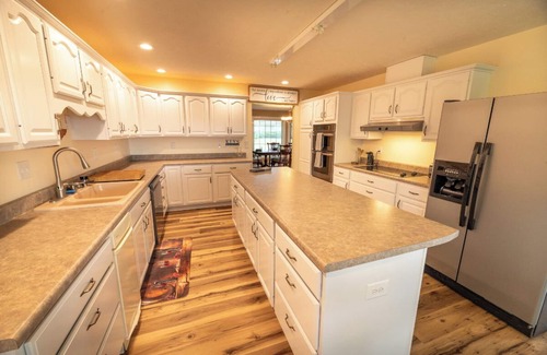 Kodak House | *Stunning 4BD Lodge w/VIEWS! Games + Theater!*