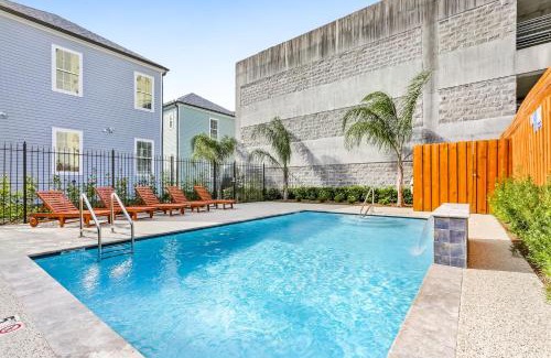 Faubourg Lafayette Apartment | Stunning 4BR-5BR near French Quarter Homes by Hosteeva