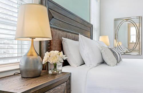 Faubourg Lafayette Apartment | Stunning 4BR-5BR near French Quarter Homes by Hosteeva