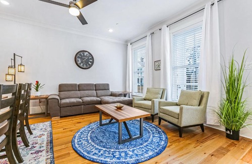 Faubourg Lafayette Apartment | Stunning 4BR-5BR near French Quarter Homes by Hosteeva