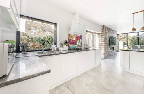 Sunbury on Thames House | Stunning 5 bed house in Surrey