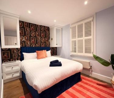 Barbican House | Stunning 5 bed Town House with Terrace in London
