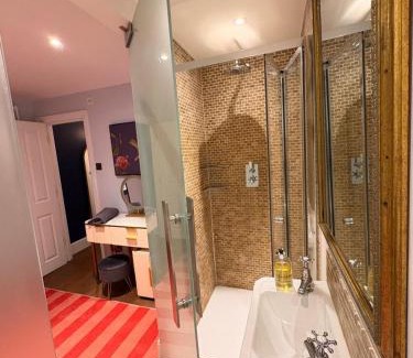 Barbican House | Stunning 5 bed Town House with Terrace in London