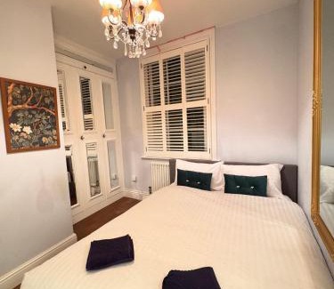 Barbican House | Stunning 5 bed Town House with Terrace in London