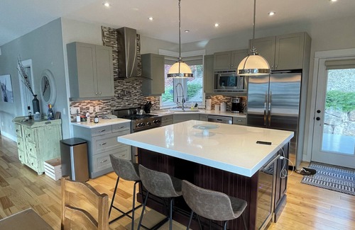 Central Okanagan House | Stunning 5 Bedroom Lake House in Coral Beach