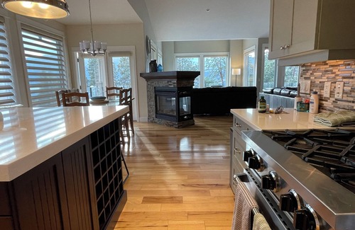 Central Okanagan House | Stunning 5 Bedroom Lake House in Coral Beach