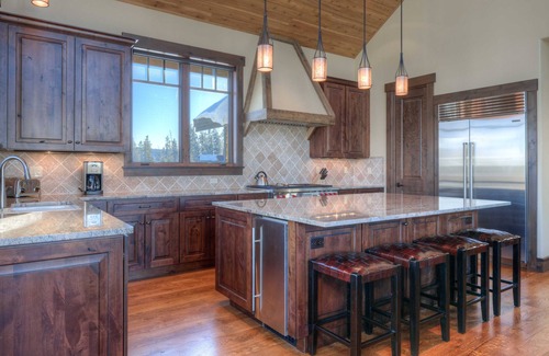 Big Sky House | Stunning 5 Bedroom 5.5 Bath Home, Private Hot Tub, Ski in/out, & Lodge Access