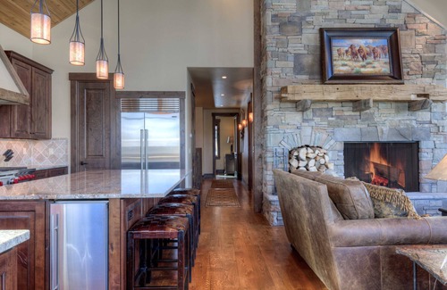 Big Sky House | Stunning 5 Bedroom 5.5 Bath Home, Private Hot Tub, Ski in/out, & Lodge Access
