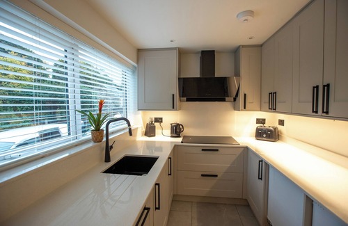 Rochdale House | Stunning 5-Bedroom Retreat with Bar, Hot Tub, and Expansive Garden